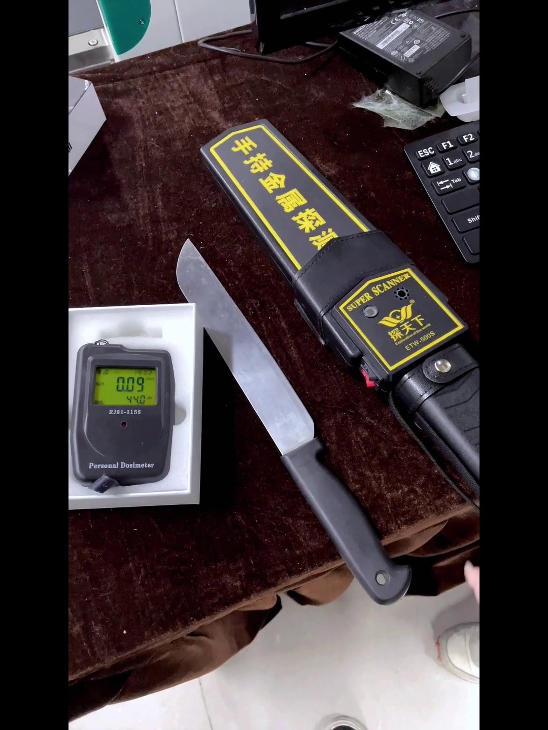 安检现场秒变科幻大片！这款手持金属探测器究竟有多逆天？