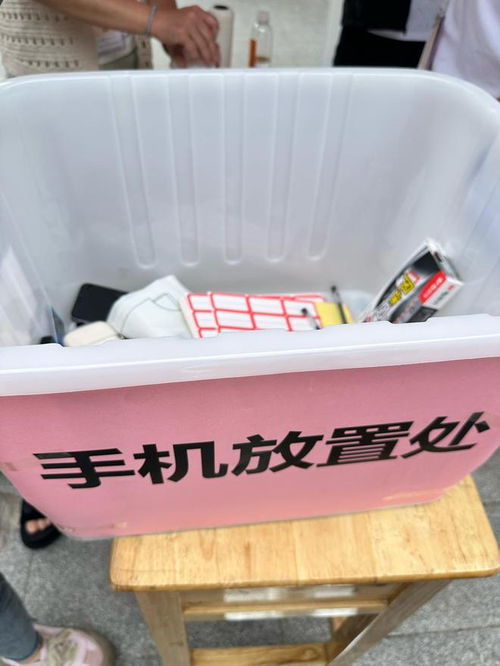 严防电子设备作弊 考点实行“双安检”与手持探测器扫描